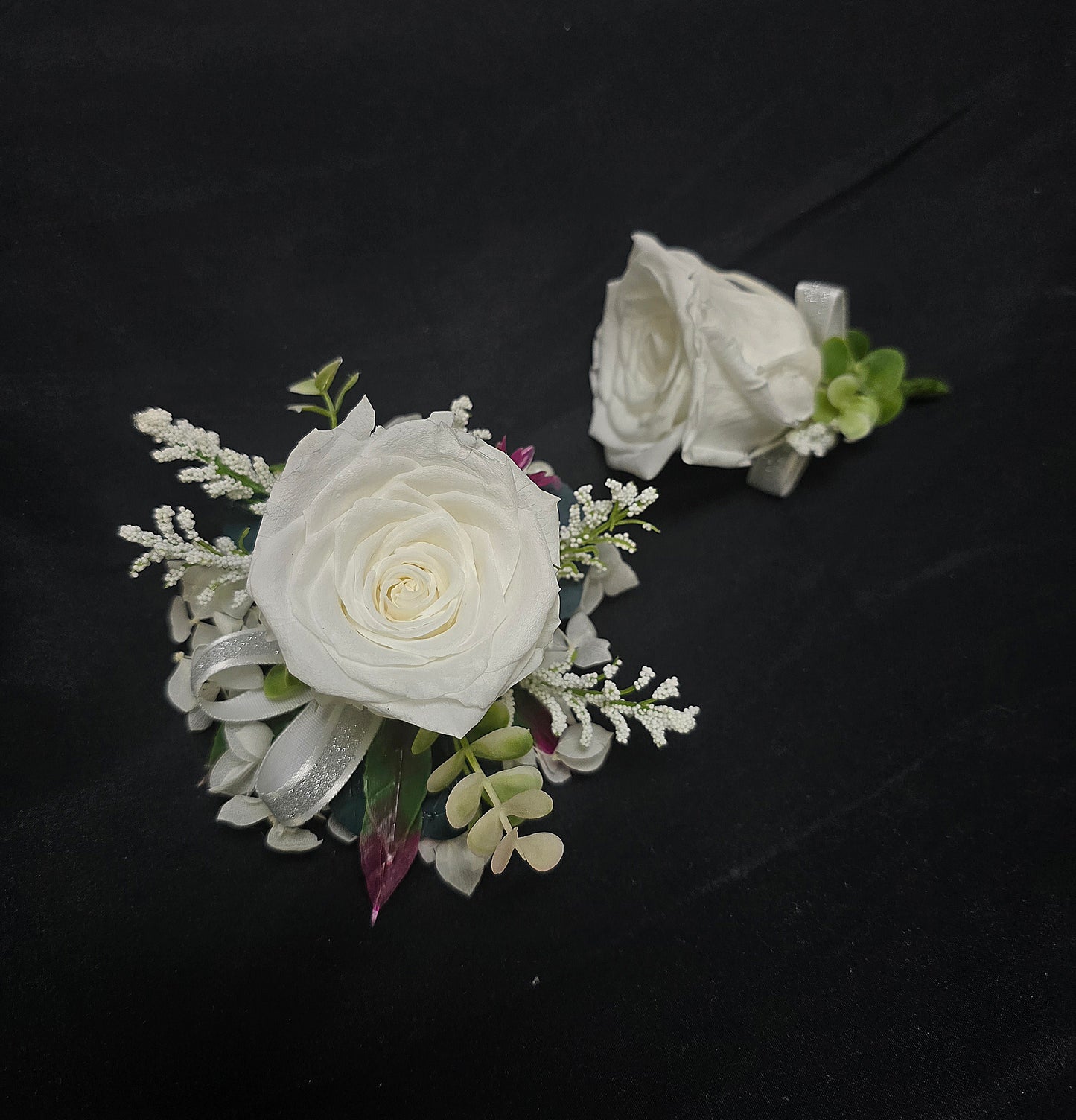 Corsage& Boutonnieres white