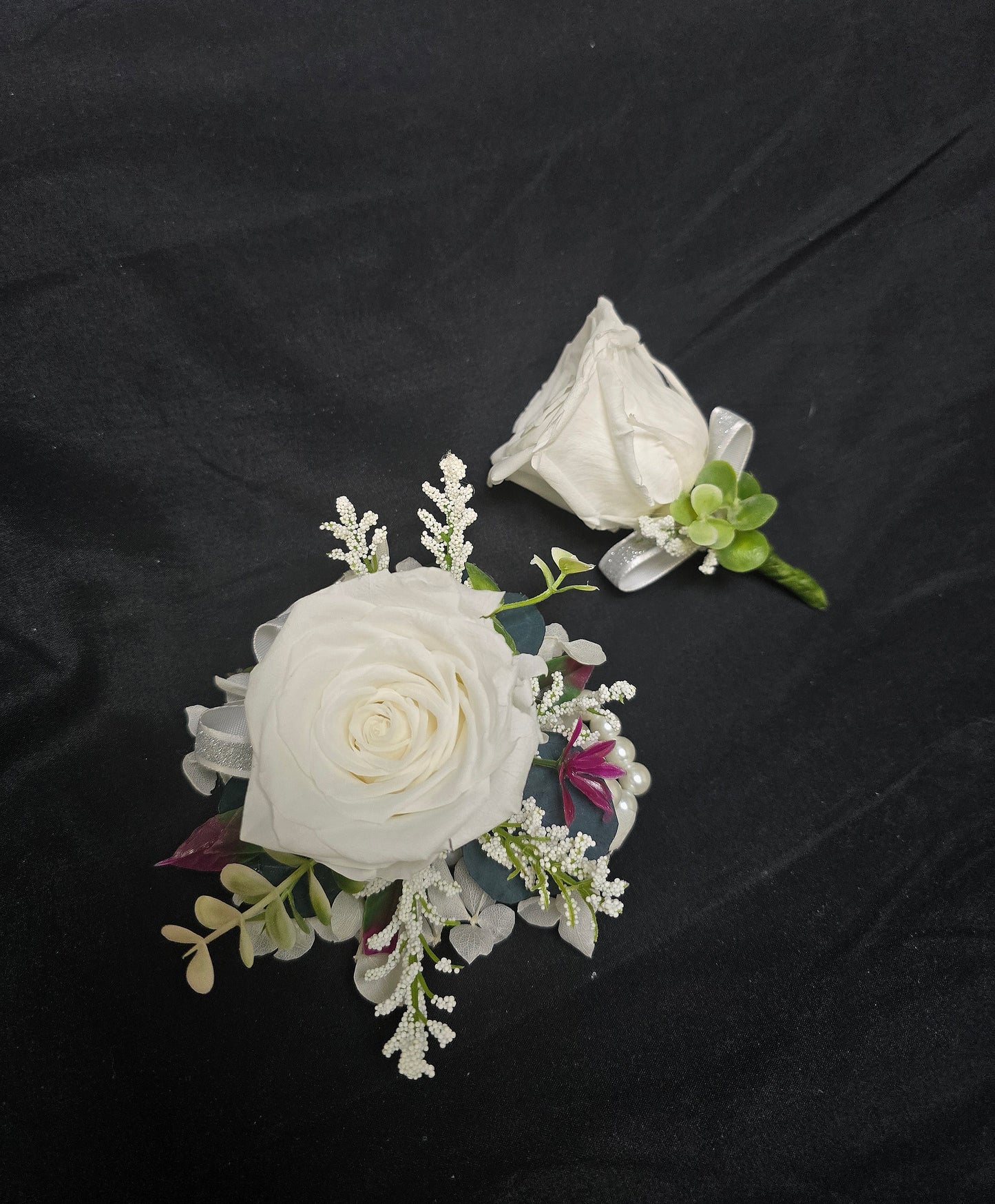 Corsage& Boutonnieres white